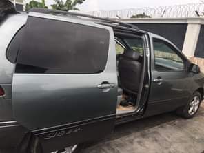 A picture of Toyota Sienna 1999 model Gear selecting perfectly Noiseless engine Clean