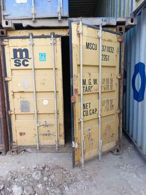 A picture of 40 feet and 20 Feet CONTAINERS