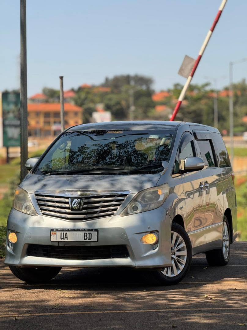 A picture of Toyota alphard 38m money needed