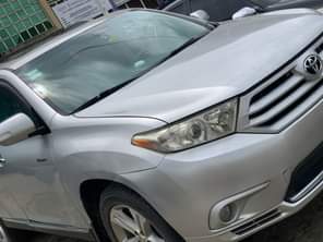 A picture of 2011 Toyota Highlander upgraded to 2015 face very sound and