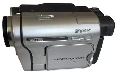 A picture of 1 classic early 2000s Sony Handycam with a high quality