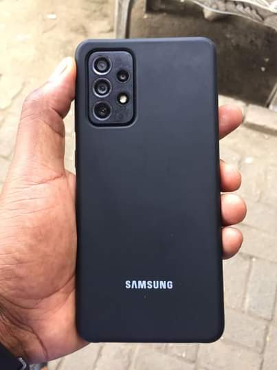 A picture of Samsung a72 128gb Ram 8 Camera kali sana Tsh 260