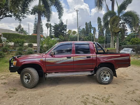 A picture of Toyota Hilux 1995 3L Diesel Manual UGX 25M WhatsApp 0726057699