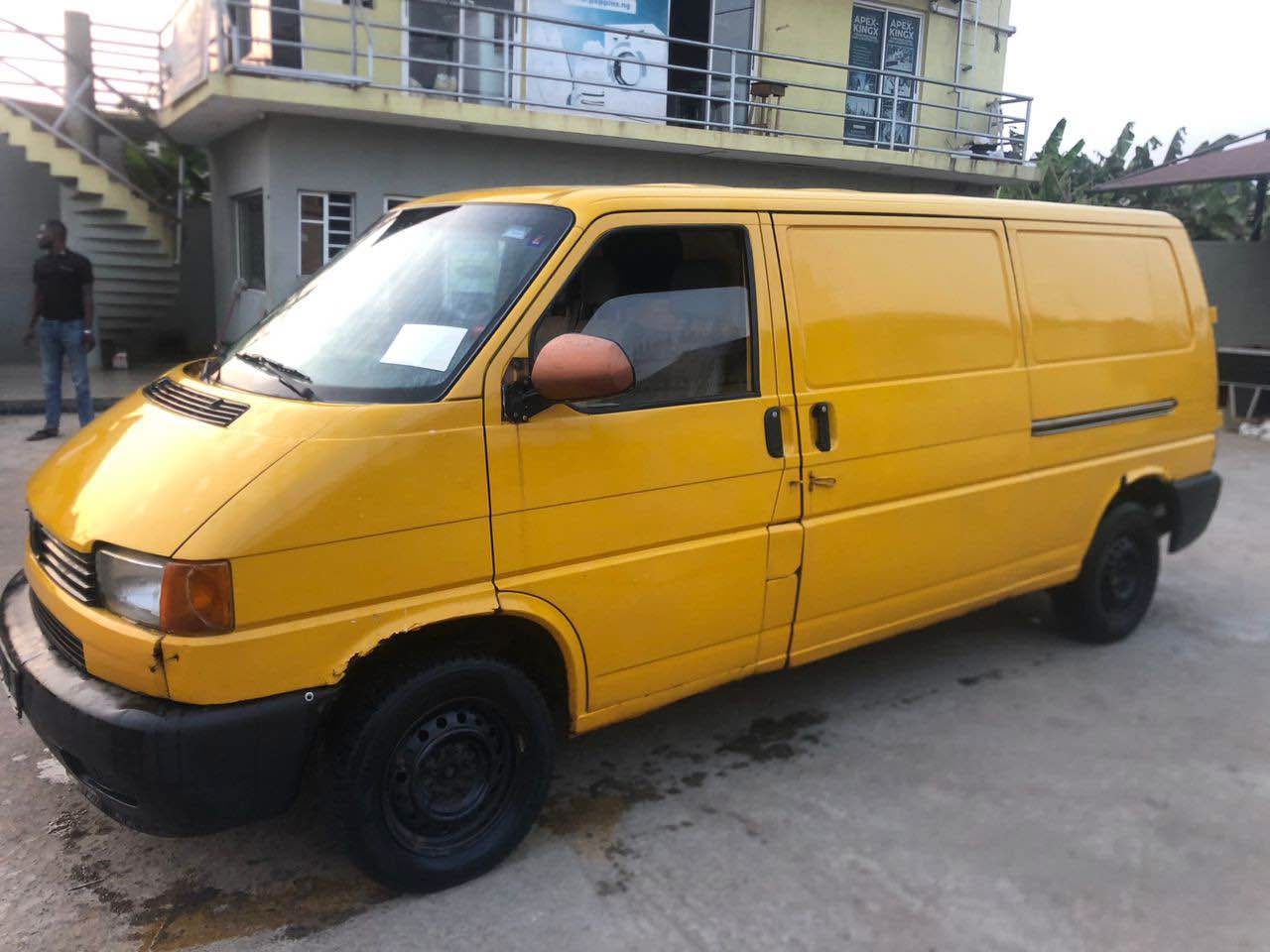 A picture of Volkswagen bus 