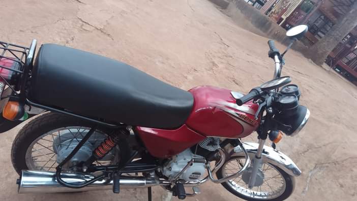 A picture of Bajaj boxer for sale just 3.75m just call WhatsApp on