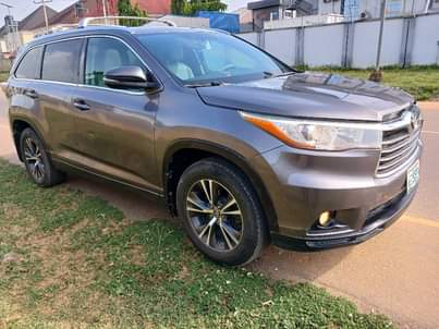 A picture of 2017 Toyota Highlander XLE neatly used superb engine gear and