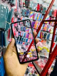 A picture of Samsung S10 plain