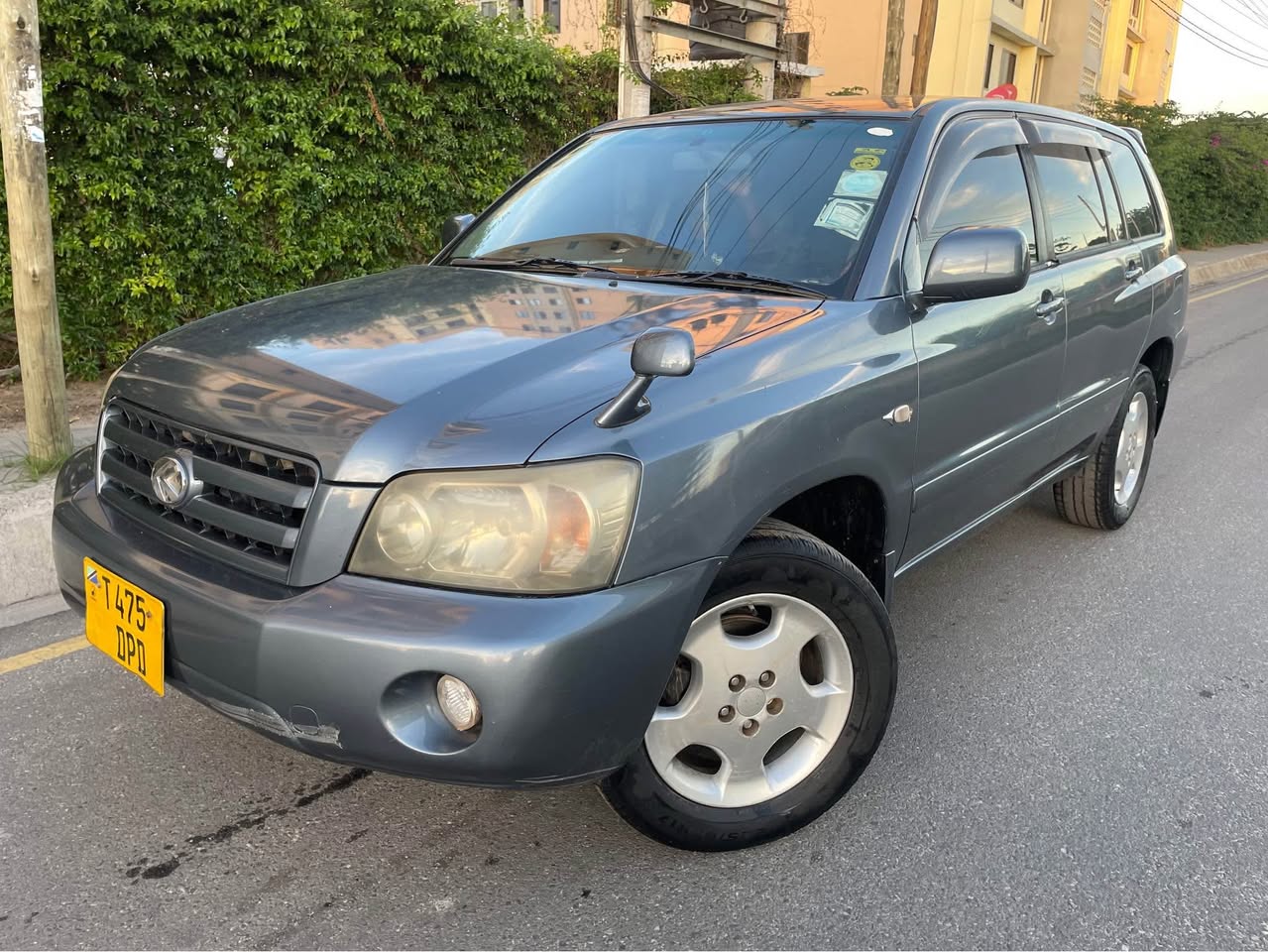 A picture of  TOYOTA KLUGER FOR SALE Details Year 2005 Engine 2AZ