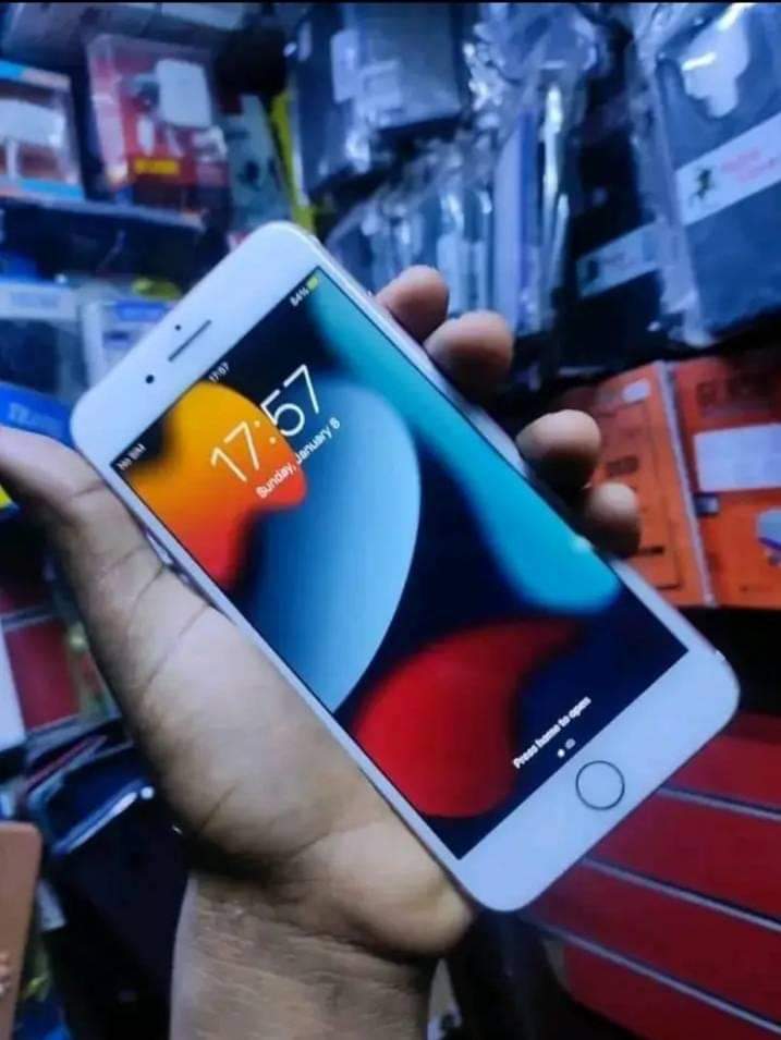 A picture of iPhone 7 plus gb 128