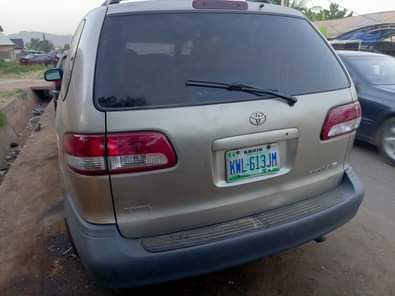 A picture of neatly used sienna 2001 model with untempered engine and gear