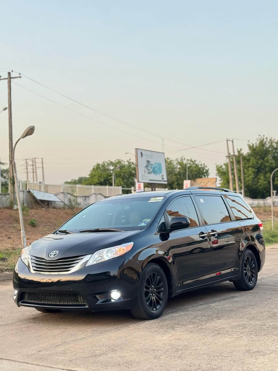 A picture of TOYOTA SIENNA XLE 2014. N26M