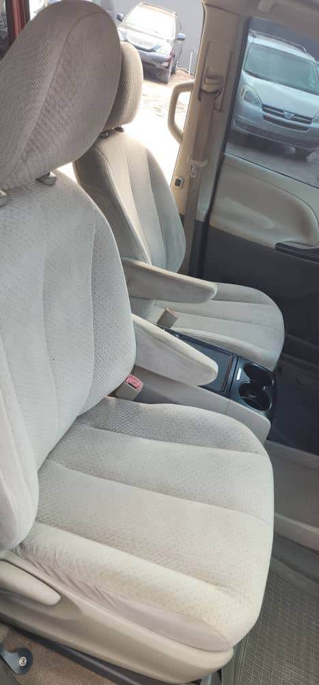 A picture of Toyota Sienna 2010.