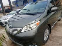 A picture of Toyota sienna 2014 XLE