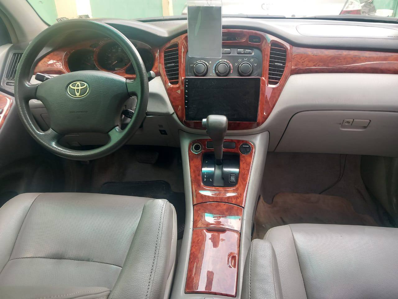A picture of Pristine clean Sharp Toyota Highlander 2005 Few months