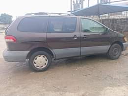 A picture of Distress sell 2002 Toyota sienna pure first body 1 year