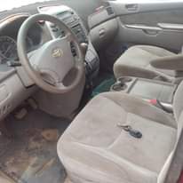 A picture of Toyota Sienna 06