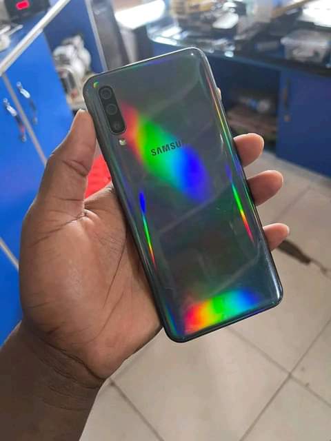 A picture of Samsumg a50 internal 128gb ram 4 kipengele fingerpnt vingine vyote