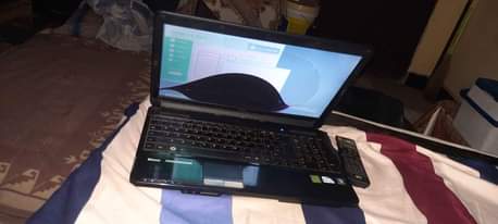 A picture of Laptop aina fujitsu ni nzima kabisa tatizo ni kioo tu