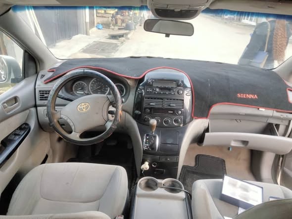 A picture of Toyota sienna 2006 first bodypan five month used 2025 on