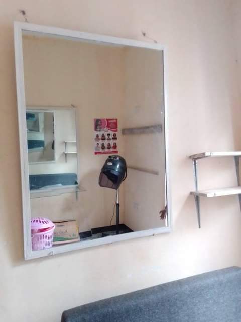 A picture of Vioo vya saluni viwili vikibwa
