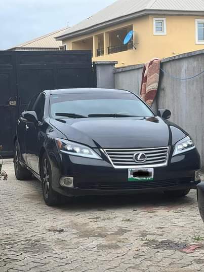 A picture of Lexus ES350 two units toks and used