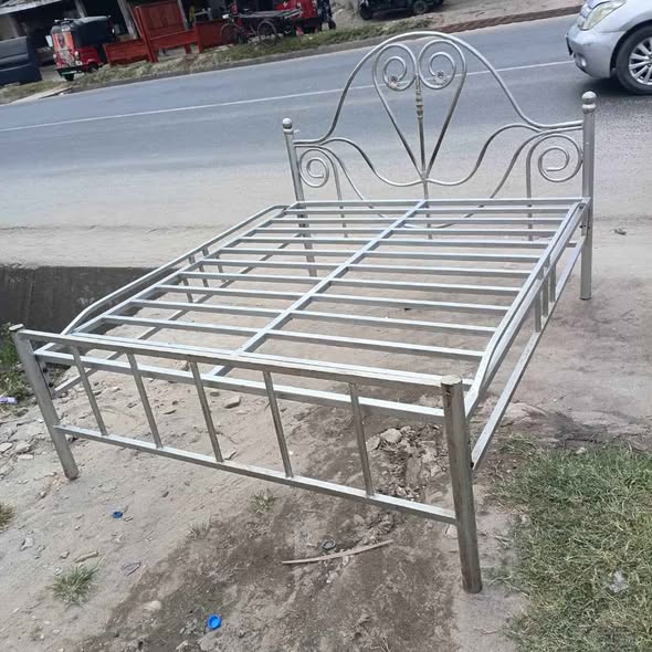 A picture of Kitanda cha chuma futi 5x6 190 000 free delivery malipo