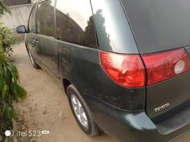 A picture of 06 Toyota sienna