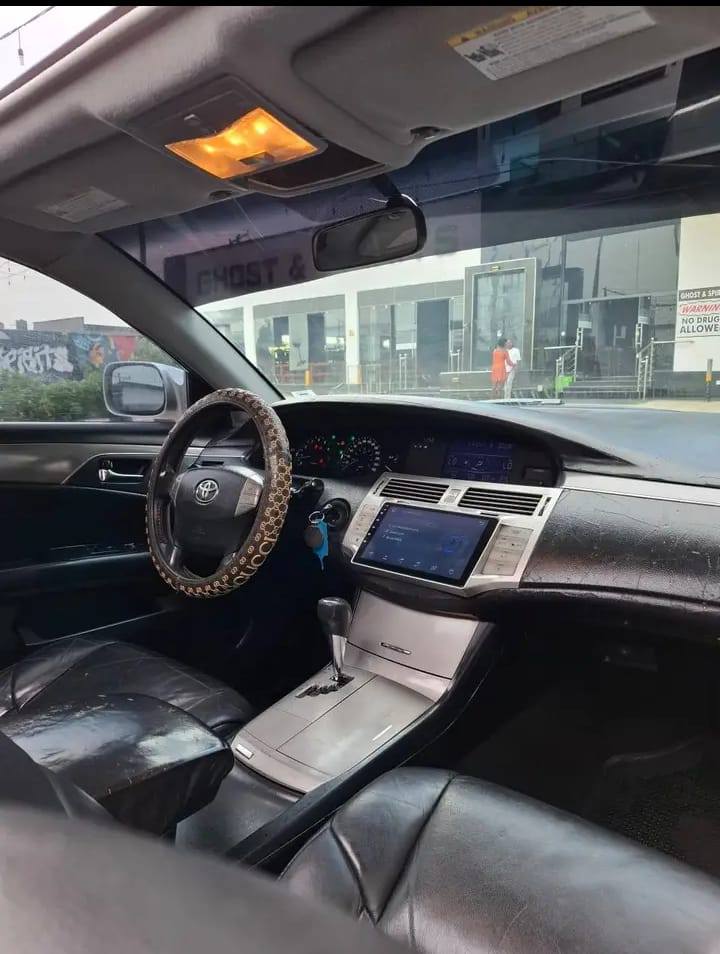 A picture of Toyota Avalon 09