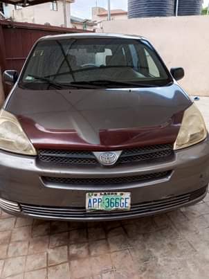 A picture of 2004 Toyota Sienna 08022313997