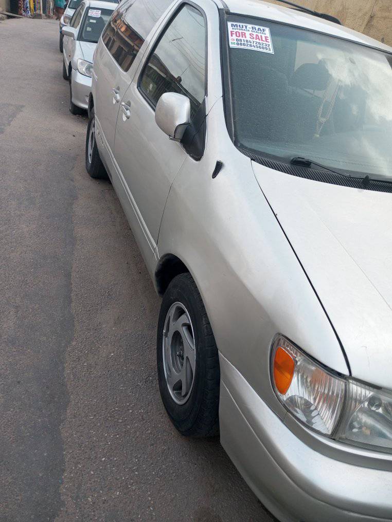 A picture of Toyota sienna