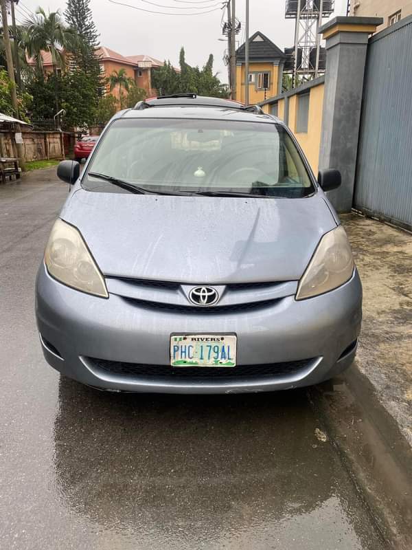 A picture of HOTTEST DEAL Extremely clean Toyota Sienna 2006 Privit use Please