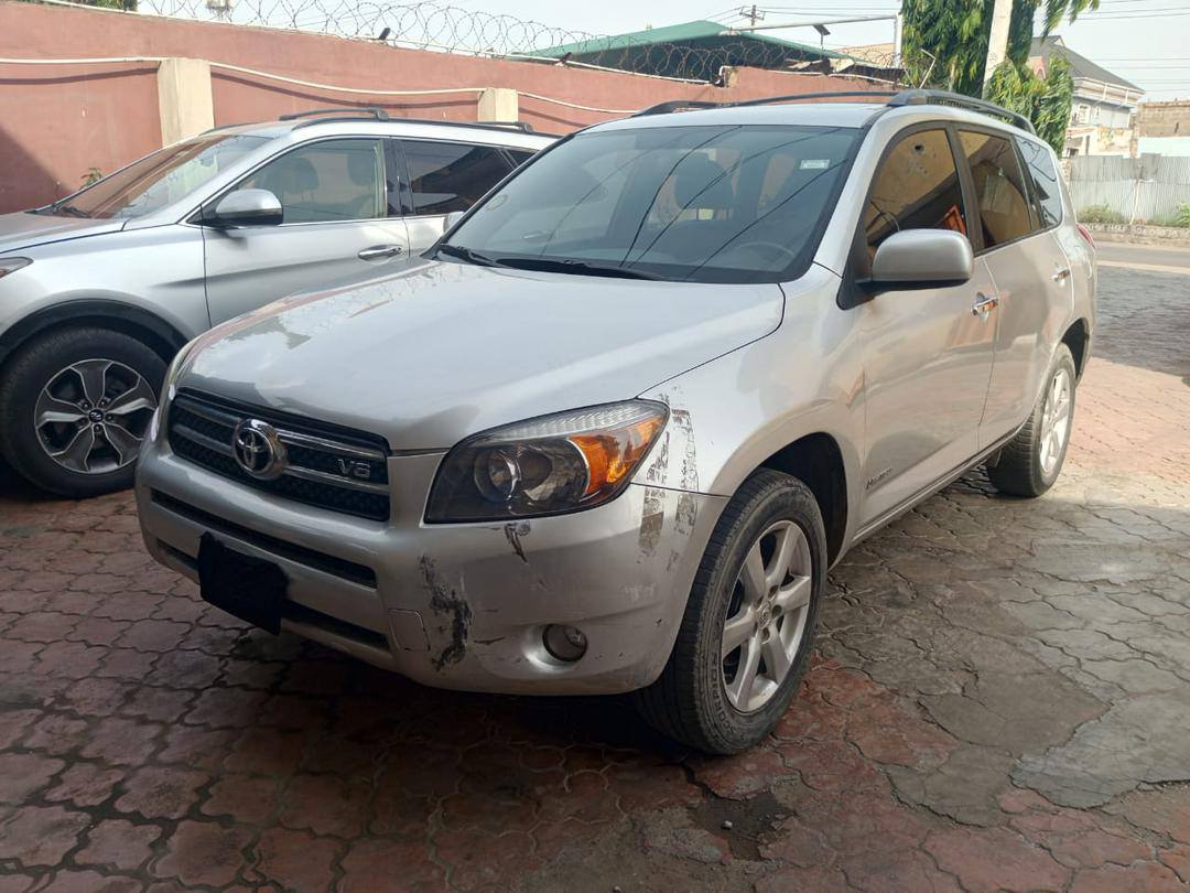 A picture of Toyota rav4 2008