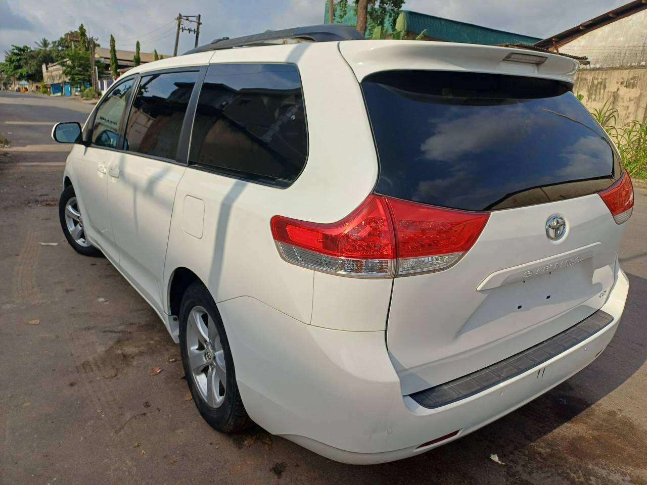 A picture of TOKS 2012 TOYOTA SIENNA LE