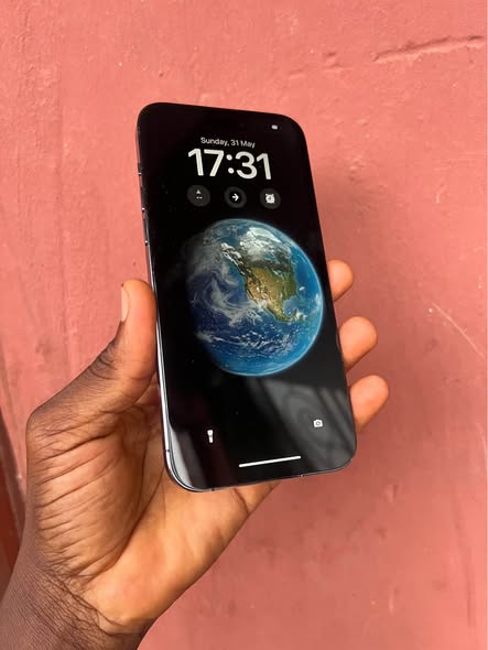 A picture of iPhone 14 Pro Max faciD is active WiFi only eSIM