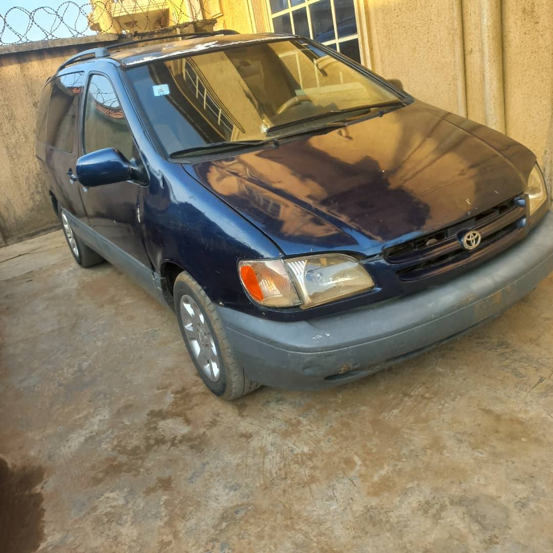 A picture of Toyota sienna