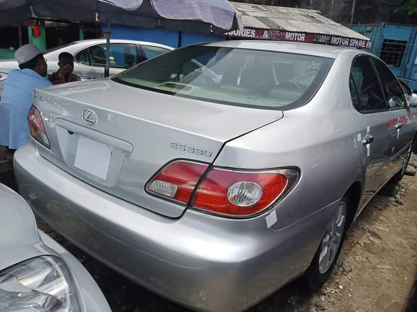 A picture of 2004 Lexus rs330