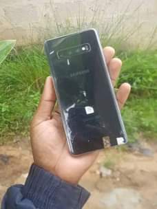 A picture of Samsung S10 plus mashine