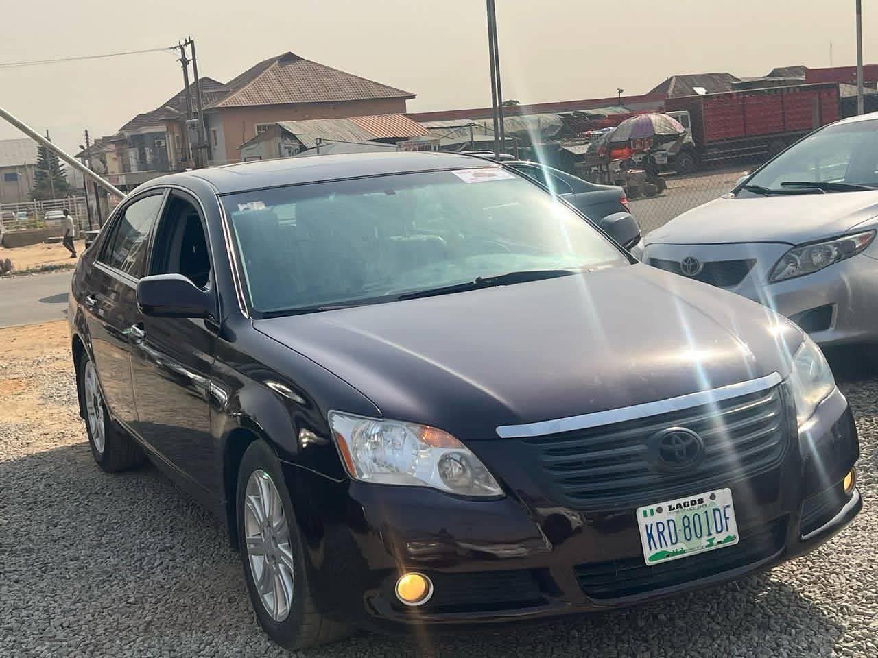 A picture of 2010 Toyota avalon