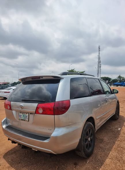 A picture of 2006 TOYOTA SIENNA
