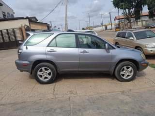 A picture of Nigerian used first body Rx300 2002 model