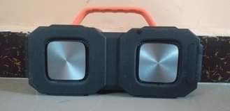 A picture of Dungu Bluetooth speaker kutoka UK inatumia flash na inamziki mnene