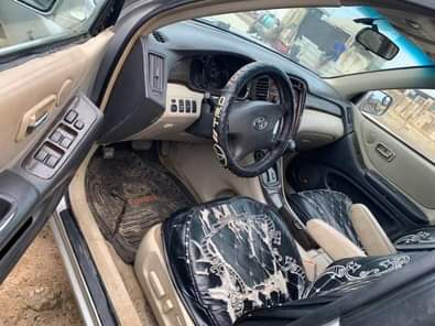 A picture of 2004 model highlander pure first body with a very sound