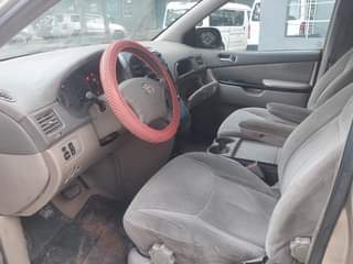 A picture of Toyota Sienna 2005 model