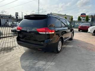 A picture of Toyota Sienna 2014 XLE