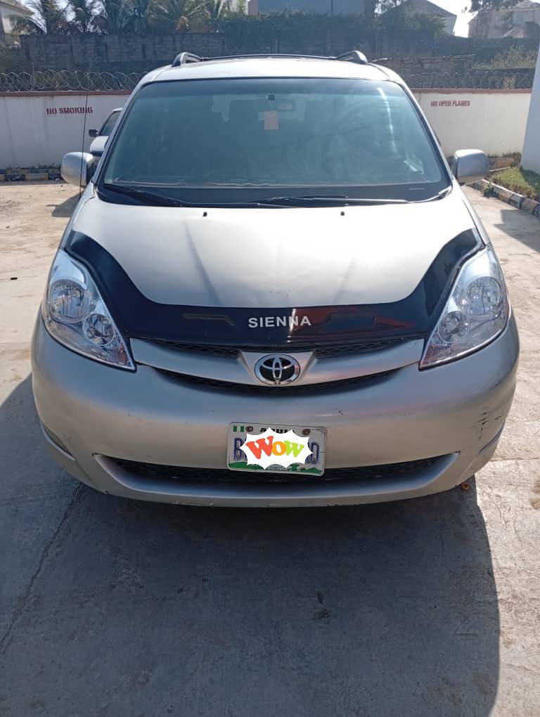A picture of 2006 Toyota Sienna LE