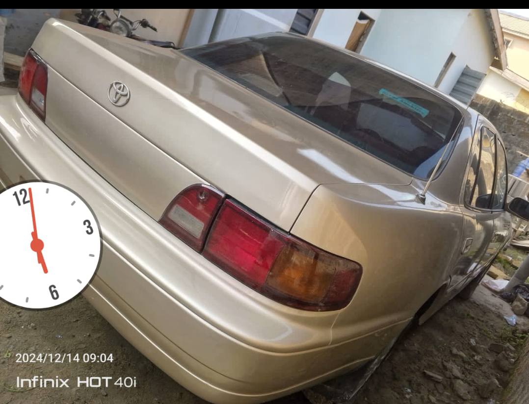 A picture of Toyota Camry orobo painted on first body engine and gear
