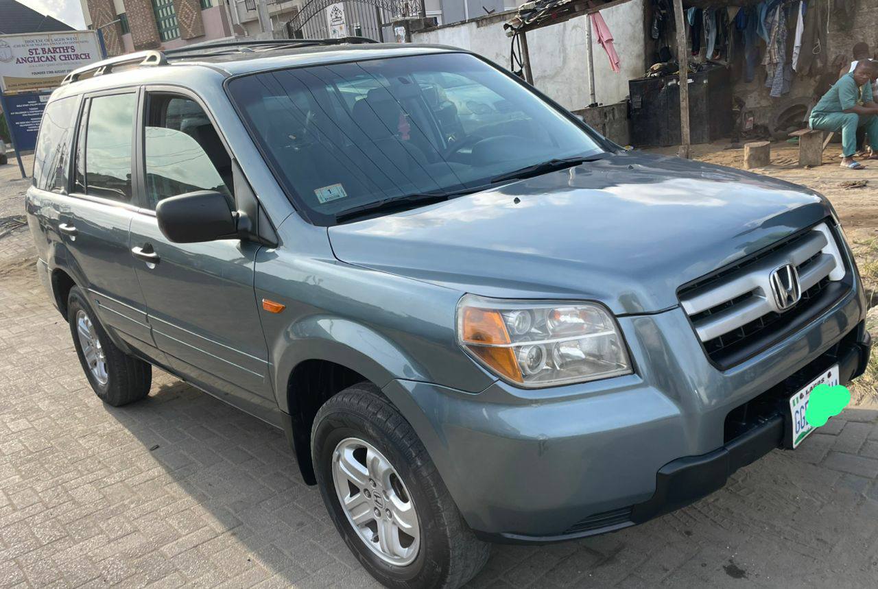 A picture of Honda pilot 2007 model Neatly used Nothing to fix