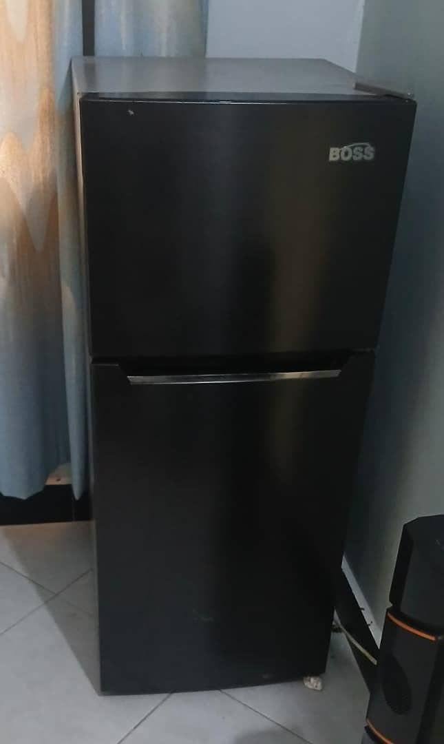 A picture of Wahi tuwahi Fridge BOSS lita118 tsh 370 000