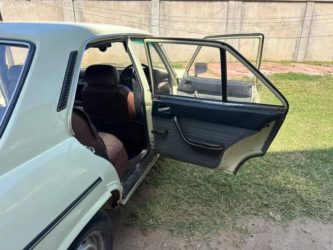 A picture of 1990 Peugeot 504