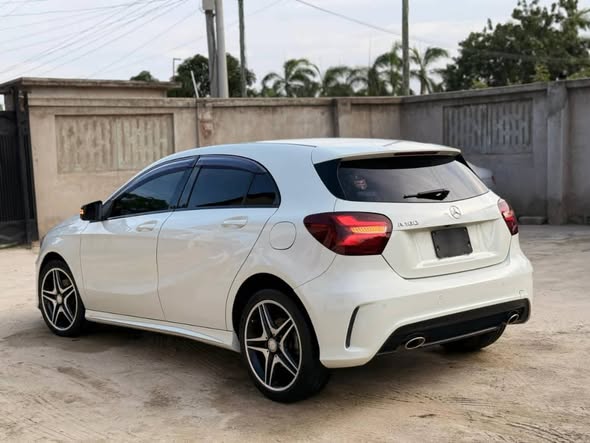 A picture of 2013 MERCEDES BENZ A180